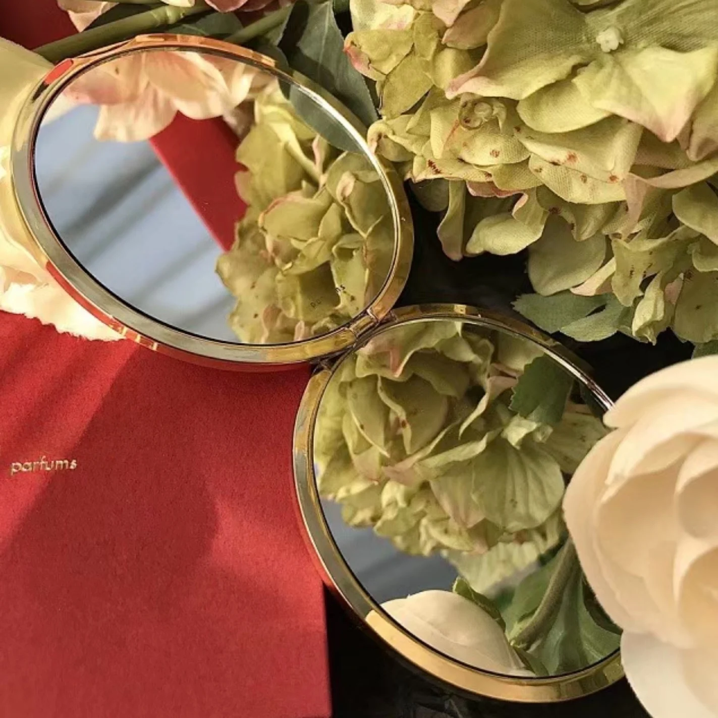 Designer Gold Travel Makeup Mirror Compact Stainless Steel Metal Pocket Vanity Mirror 2 Sided Women Portable Folding Mirror Gift
Designer Gold Travel Makeup Mirror Compact Stainless Steel Metal Pocket Vanity Mirror 2 Sided Women Portable Folding Mirror Gift