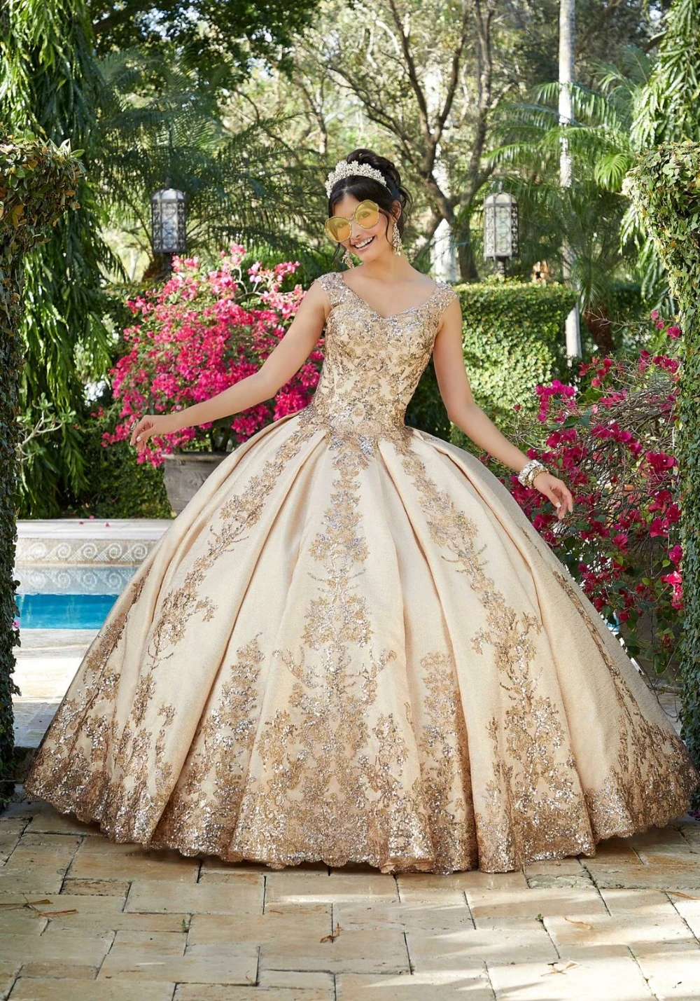 Luxury Sequin Strap Evening Dress Sleeveless V-Neck Appliqued Ball Gown Satin Crinkle Layered Lace Party Dress Vestido De Gala
Luxury Sequin Strap Evening Dress Sleeveless V-Neck Appliqued Ball Gown Satin Crinkle Layered Lace Party Dress Vestido De Gala