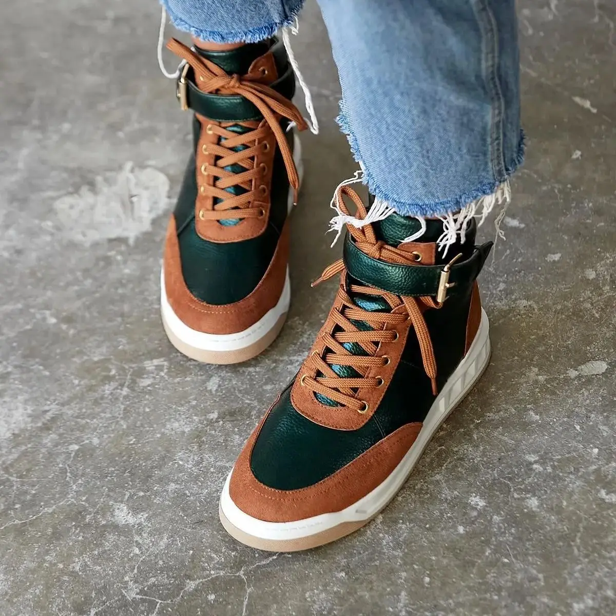 Modena Interior Real Leather Exterior Quality Artificial Leather Ankle Belt Lace Snekar Green Sole Gold Gold
Modena Interior Real Leather Exterior Quality Artificial Leather Ankle Belt Lace Snekar Green Sole Gold Gold