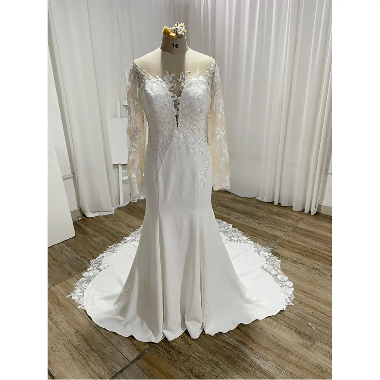 

Lace Appliques Long Sleeves A-Line Wedding Dresses Chapel Train Custom Made Floor-Length Crepe Bridal Gowns