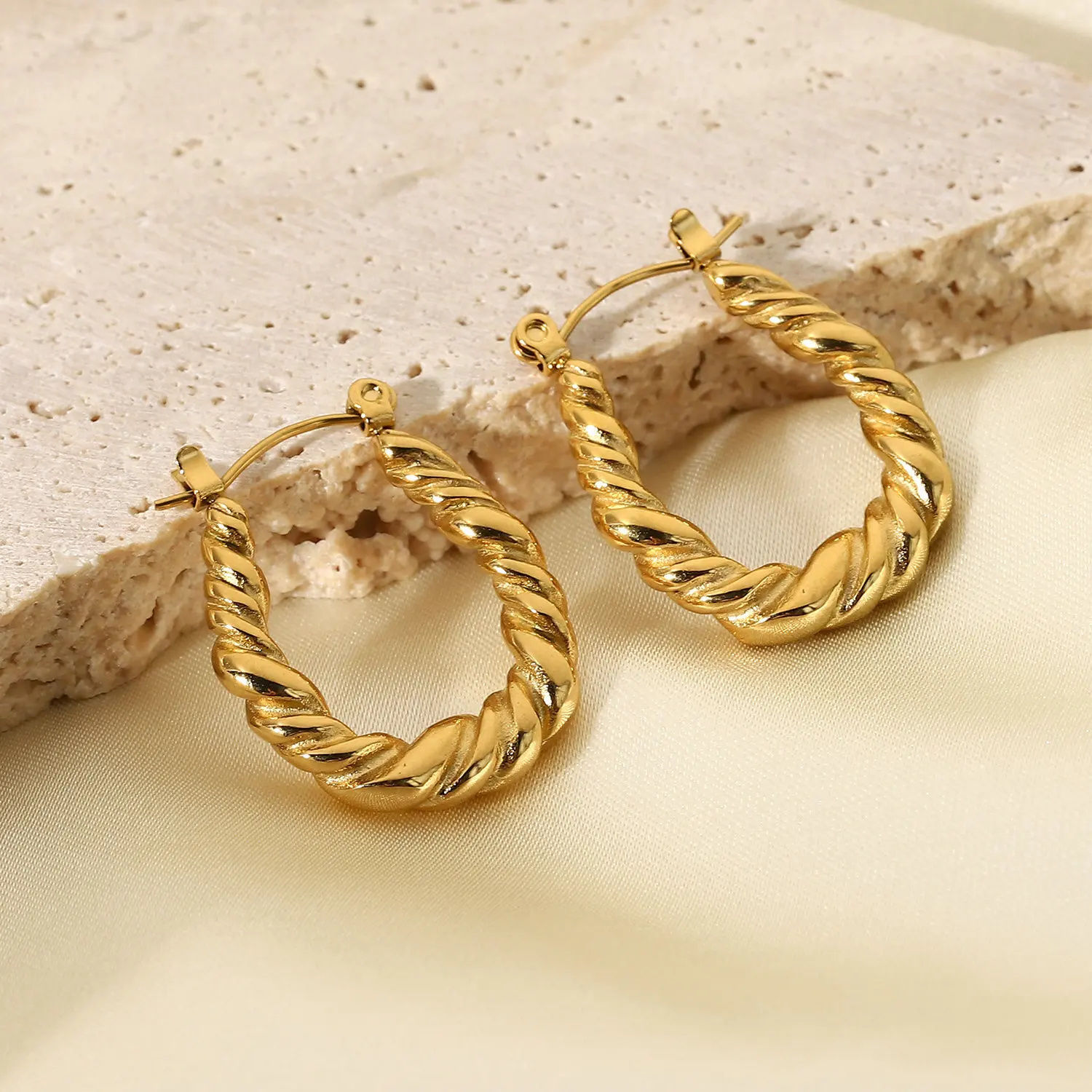 French Retro Fashion Twist U-shaped Earrings Temperament Titanium Steel 18K Gold-plated Stainless Steel Earrings
French Retro Fashion Twist U-shaped Earrings Temperament Titanium Steel 18K Gold-plated Stainless Steel Earrings