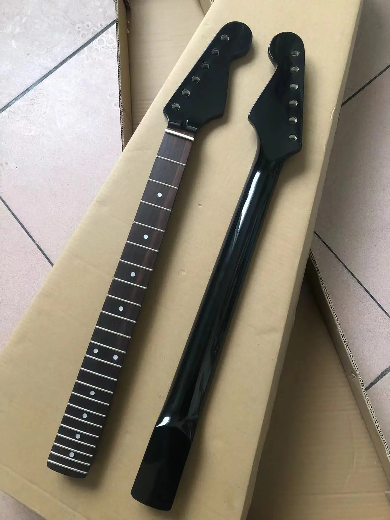 Electric Guitar Neck ST 22 Frets Dot Inlay Rosewood Fretboard Black Varnish Finish New Replacement Canada Maple
Electric Guitar Neck ST 22 Frets Dot Inlay Rosewood Fretboard Black Varnish Finish New Replacement Canada Maple