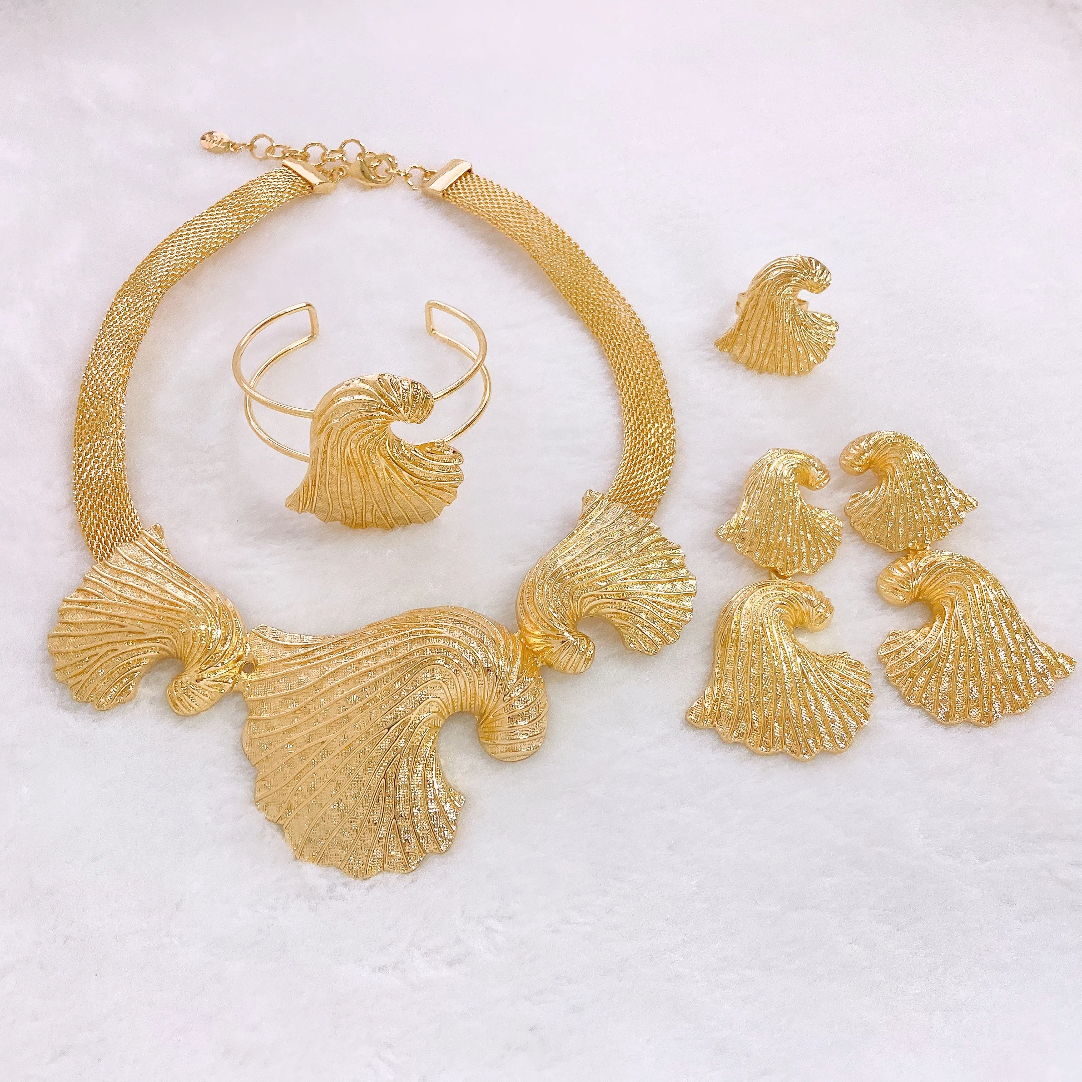 Dubai Gold Jewelry Set Gold Plated Jewelry for Women 24k Leaf Shape Necklace Earrings Ring Wedding Party Jewelry Gift
Dubai Gold Jewelry Set Gold Plated Jewelry for Women 24k Leaf Shape Necklace Earrings Ring Wedding Party Jewelry Gift