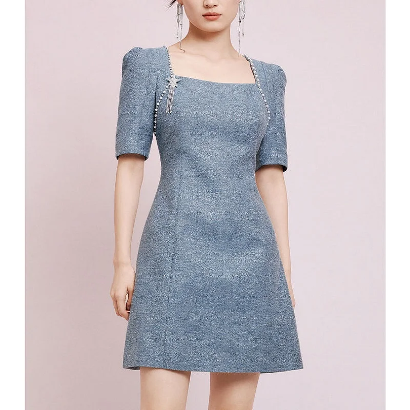 Женское приталенное платье с рукавами-фонариками и квадратным вырезом
Женское приталенное платье с рукавами-фонариками и квадратным вырезом