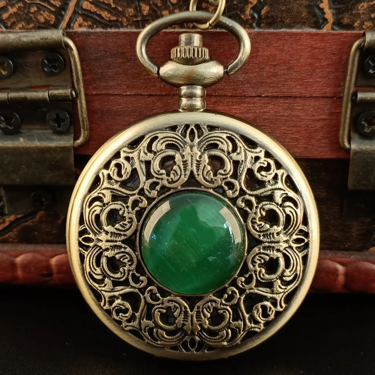 Green Stone Decor Necklace Pocket Watch Arabic Numerals White Dial Pendant Quartz Pocket Clock Retro Gifts Men Women
Green Stone Decor Necklace Pocket Watch Arabic Numerals White Dial Pendant Quartz Pocket Clock Retro Gifts Men Women