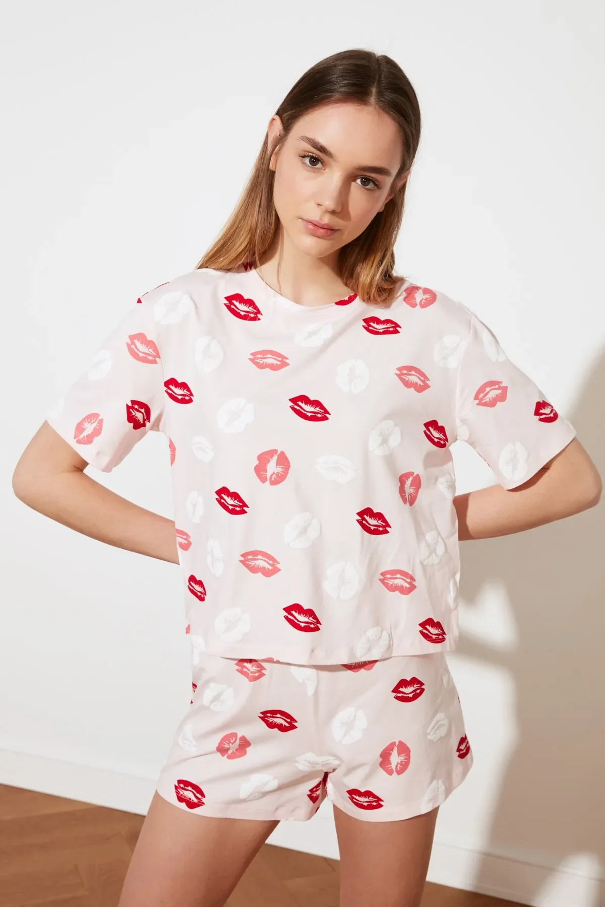 Multi-Colored Lip Patterned T-shirt-Shorts Women's Pajama Set New Pajama Sets Summer Home Wear
Multi-Colored Lip Patterned T-shirt-Shorts Women's Pajama Set New Pajama Sets Summer Home Wear