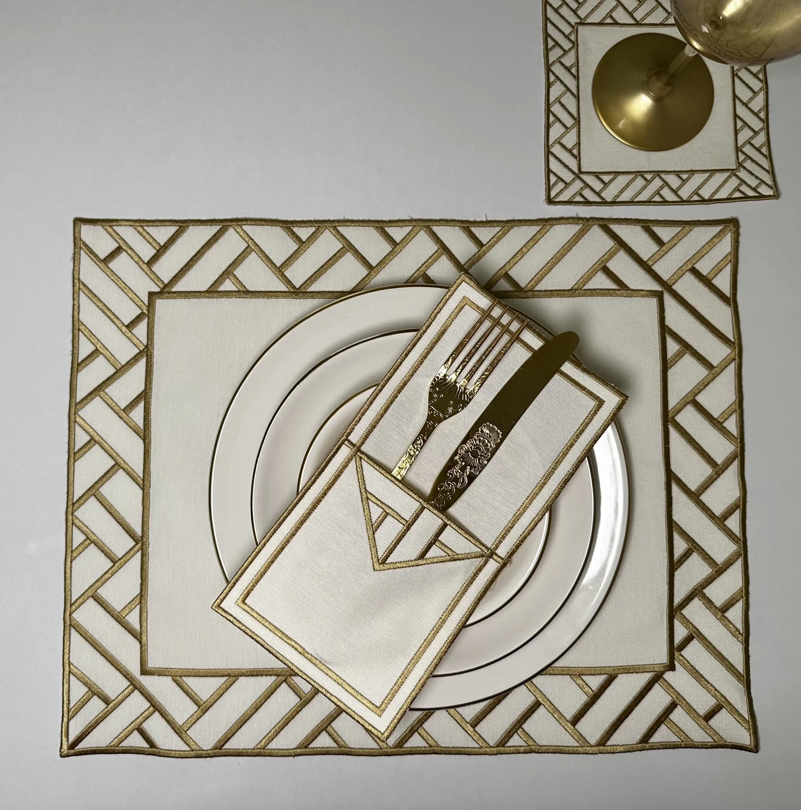 New Luxury Napkins Embroidery Gold Silver White Set 6-12 People Placemat Dinner Ware New Table Home Decoration Wedding Ceremony
New Luxury Napkins Embroidery Gold Silver White Set 6-12 People Placemat Dinner Ware New Table Home Decoration Wedding Ceremony