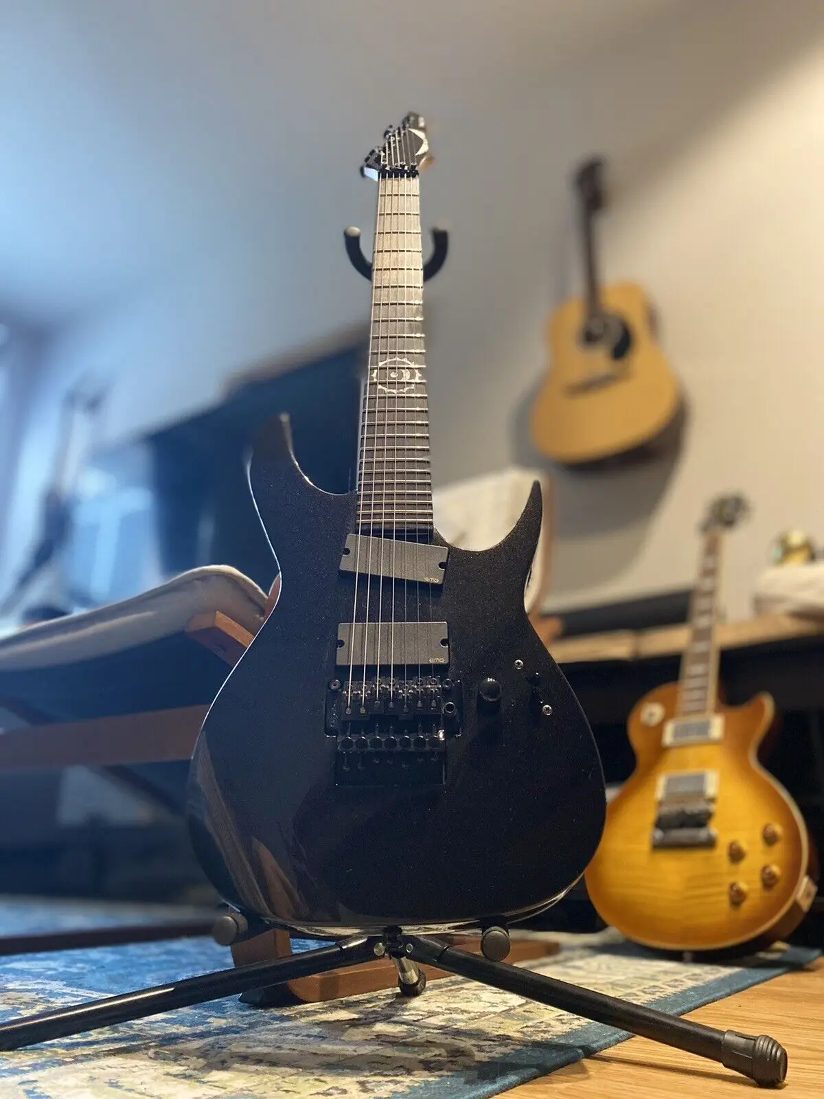 Качественная электрическая гитара на 7 струн с твердым корпусом Dean RC7X FM TBK заржавей Cooley, Trans Black.
Качественная электрическая гитара на 7 струн с твердым корпусом Dean RC7X FM TBK заржавей Cooley, Trans Black.
