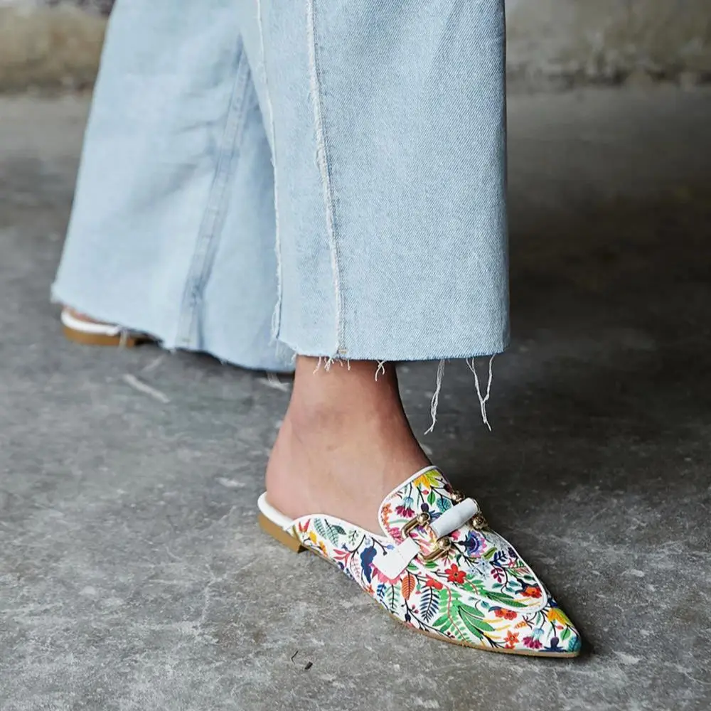 Public Interior Exterior Genuine Leather Flat Sole Floral Pattern Pointed Toe Stripe Buckled White Floor Slippers
Public Interior Exterior Genuine Leather Flat Sole Floral Pattern Pointed Toe Stripe Buckled White Floor Slippers