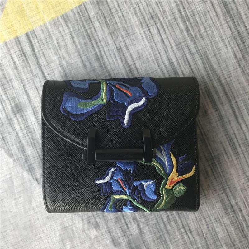 Embroidery Blue Flower Pattern Wallet Tri-fold Embroidered Short Wallet with Small Coin Packet Unisex Multifunction Card Purses
Embroidery Blue Flower Pattern Wallet Tri-fold Embroidered Short Wallet with Small Coin Packet Unisex Multifunction Card Purses