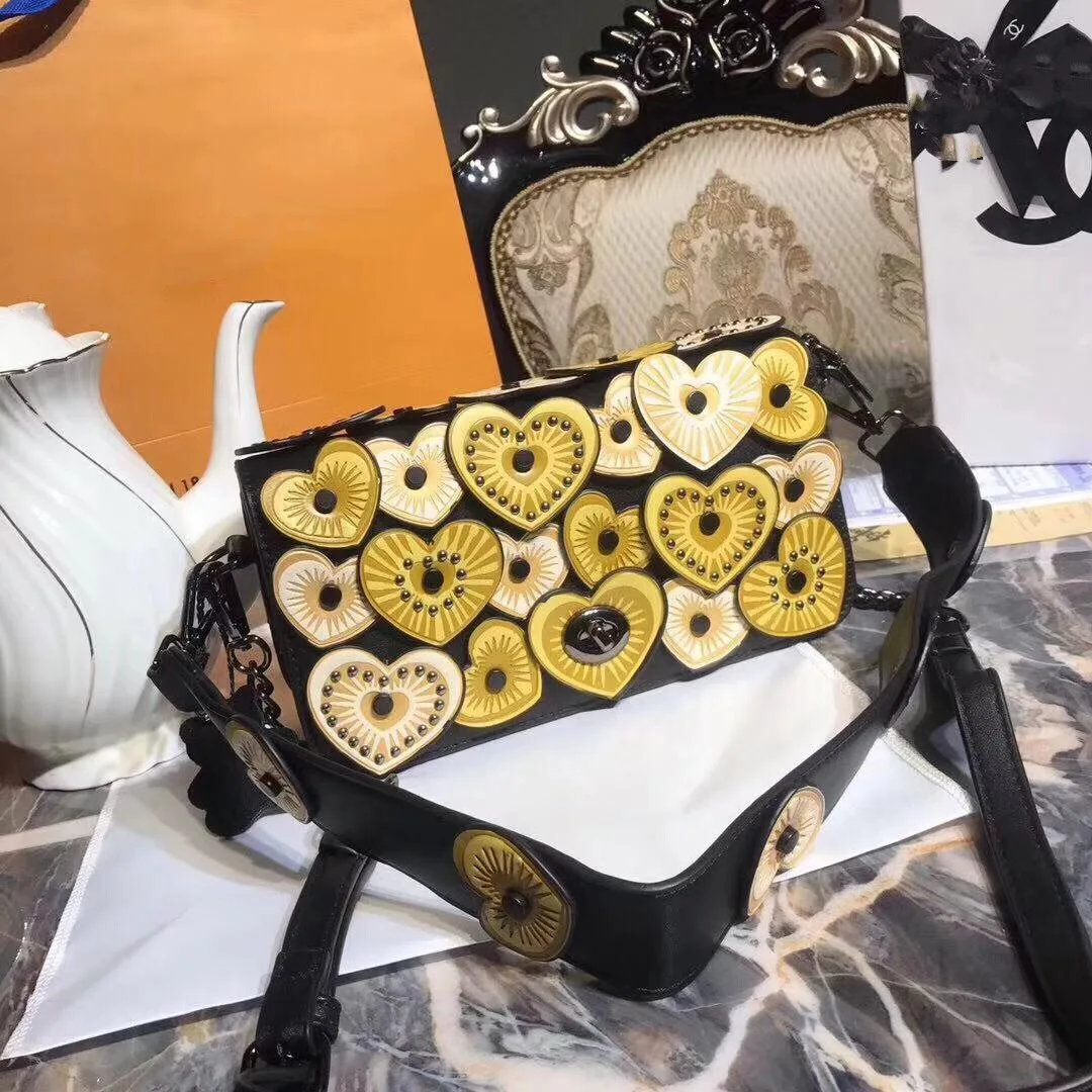 2019 New Style the Seasons Change Factory Rushed New Arrival Heart Sticker Fashion Small Square Bag with Two-Strap
2019 New Style the Seasons Change Factory Rushed New Arrival Heart Sticker Fashion Small Square Bag with Two-Strap