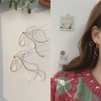 AOMU 2020 New Playful Metal Gold Color Bowknot Lines Long Earrings Simple Personality Elegant Earrings for Women Trendy Jewelry
AOMU 2020 New Playful Metal Gold Color Bowknot Lines Long Earrings Simple Personality Elegant Earrings for Women Trendy Jewelry