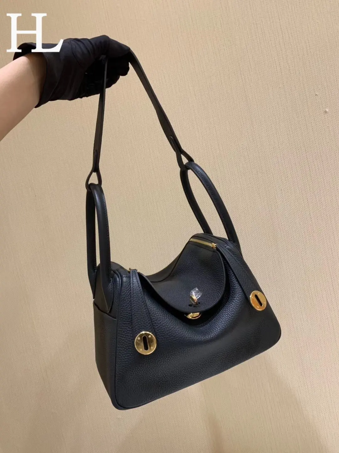The best quality ladies luxury fashion wallet quality classic 100% leather brand famous ladies Messenger bag free shipping
The best quality ladies luxury fashion wallet quality classic 100% leather brand famous ladies Messenger bag free shipping