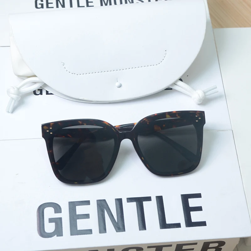 Korean Design HER Sunglasses Men Trendy GM Large Frame Sun glasses Women Vintage Gentle Sun glasses With Original Package 
Korean Design HER Sunglasses Men Trendy GM Large Frame Sun glasses Women Vintage Gentle Sun glasses With Original Package