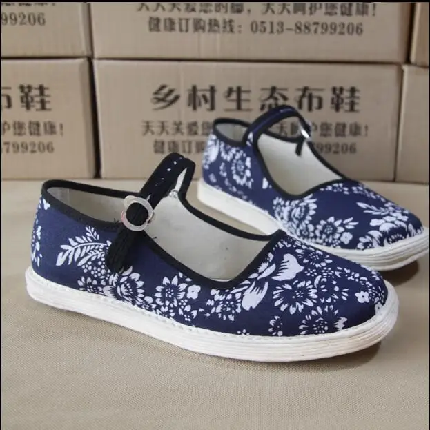 Spring Autumn Old Beijing layers sole cloth shoes women shoes blue white Red Chinese Style buckle breathable single shoes 
Spring Autumn Old Beijing layers sole cloth shoes women shoes blue white Red Chinese Style buckle breathable single shoes