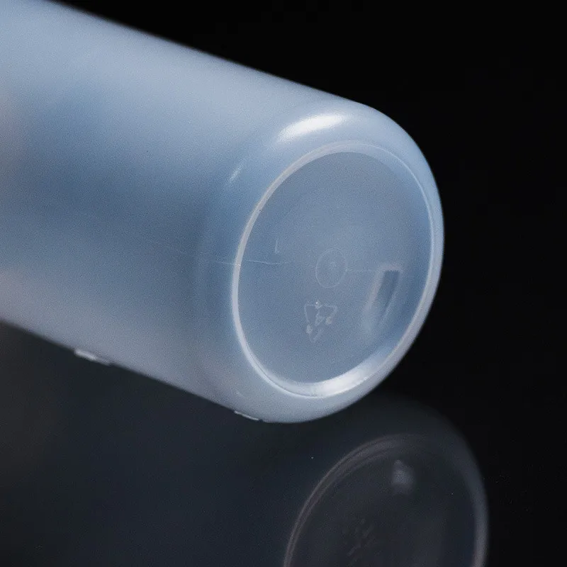 500ml Laboratory Wash Bottle - Clear Plastic Squeeze Container for Safe Lab Use A 500ml clear plastic laboratory wash bottle, ideal for educational and research settings, made from durable plastic and designed for safe handling. A 500ml clear plastic laboratory wash bottle, ideal for educational and research settings, made from durable plastic and designed for safe handling. H018ace4edd104245ad12b9b59a26309c0 -