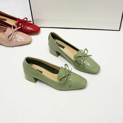 Single shoes female 2019 new autumn green patent leather shoes Korean version of the bow square head with thick heel shoes
Single shoes female 2019 new autumn green patent leather shoes Korean version of the bow square head with thick heel shoes