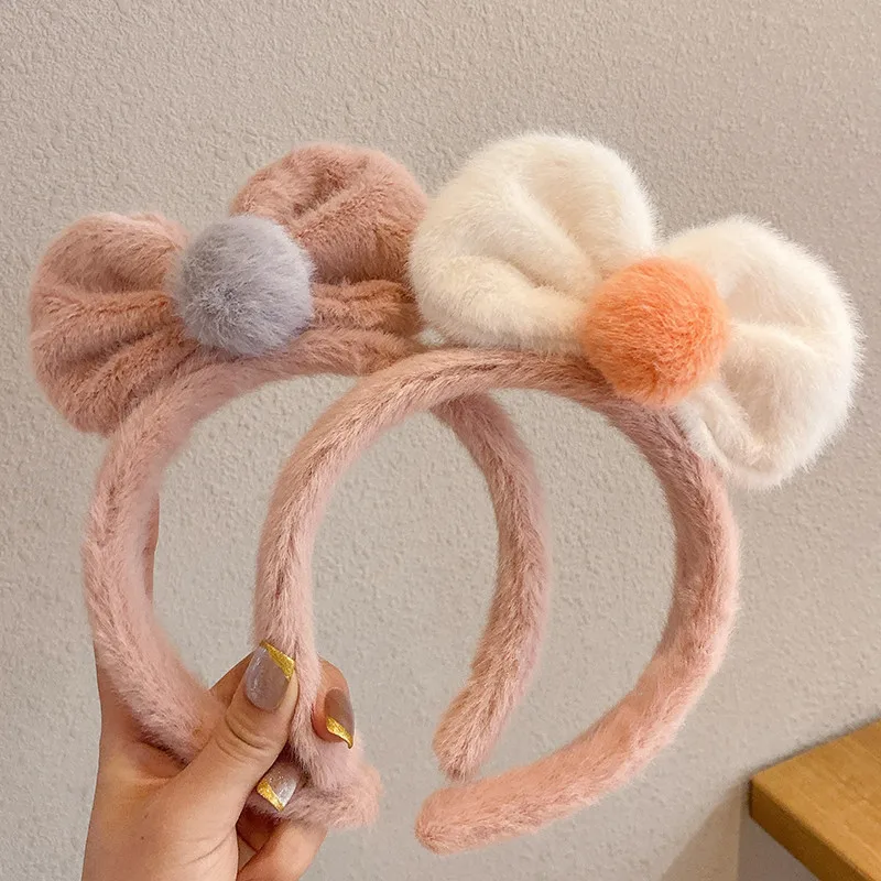 Sweet Hair Accessories Plush Headband Soft Warm Head Hoop DIY For Face Washing Makeup Tool Furry Bow Hair Hoop Cute Headwear
Sweet Hair Accessories Plush Headband Soft Warm Head Hoop DIY For Face Washing Makeup Tool Furry Bow Hair Hoop Cute Headwear