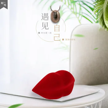 Creative Home Crafts Cute Cartoon Resin Flocking Lips Piggy Bank Nordic Style Desktop Home Fashion Gift Model Decorative Ornamen
Creative Home Crafts Cute Cartoon Resin Flocking Lips Piggy Bank Nordic Style Desktop Home Fashion Gift Model Decorative Ornamen