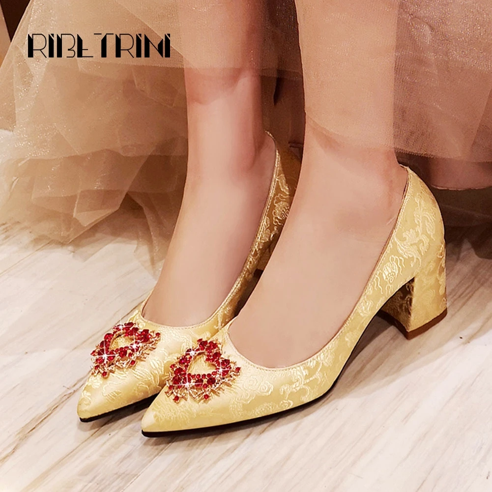 RIBETRINI New Female Spring Brand Embroider Wedding Shoes Woman Crystal Decorating High Heels Pumps Women Pointed Toe Pumps
RIBETRINI New Female Spring Brand Embroider Wedding Shoes Woman Crystal Decorating High Heels Pumps Women Pointed Toe Pumps