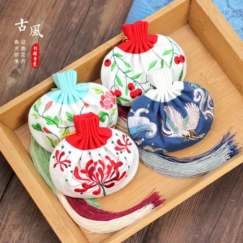 Handmade Classical Chinese Style Embroidery Jewelry Storage Bag Drawstring Bag Vintage Pattern Sachet Tassel Pendant Gift Bag
Handmade Classical Chinese Style Embroidery Jewelry Storage Bag Drawstring Bag Vintage Pattern Sachet Tassel Pendant Gift Bag