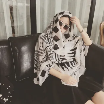 2020 Luxury brand New Lady cotton material scarf Autumn and winter women's Print beach quality shawl Fashion Cotton silk scarves 
2020 Luxury brand New Lady cotton material scarf Autumn and winter women's Print beach quality shawl Fashion Cotton silk scarves