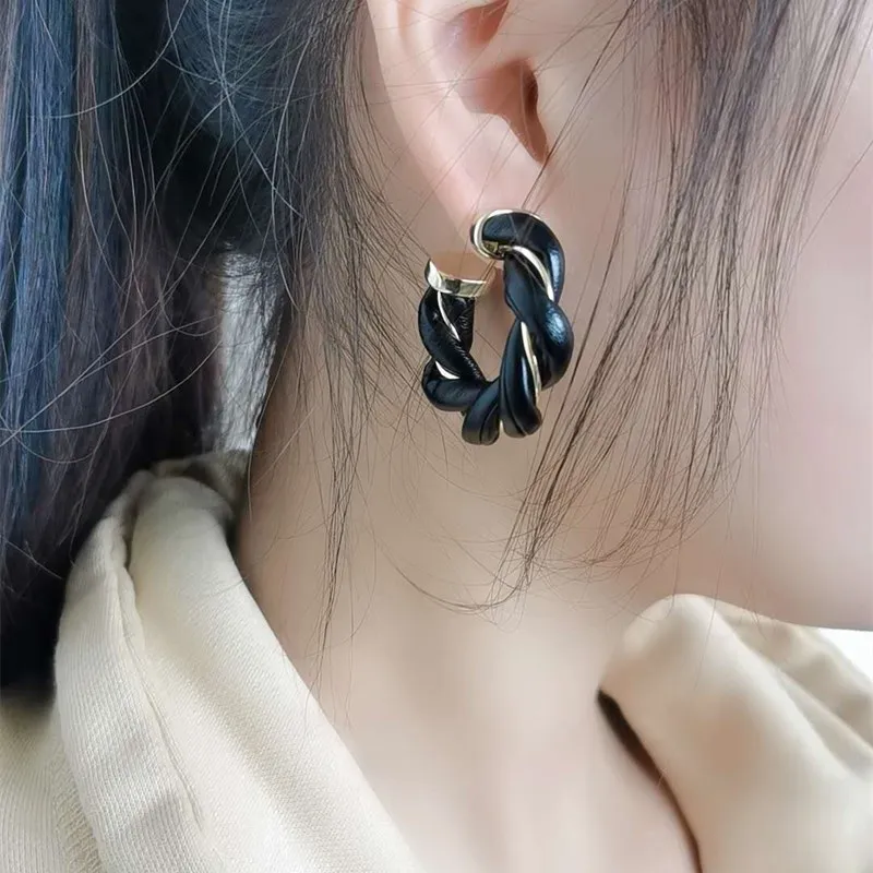 Onlylili Retro Temperament Twist Woven C-shape Hoop Earrings Lisa Same Leather Hoop Earrings for Women Girls Wedding Jewelry
Onlylili Retro Temperament Twist Woven C-shape Hoop Earrings Lisa Same Leather Hoop Earrings for Women Girls Wedding Jewelry