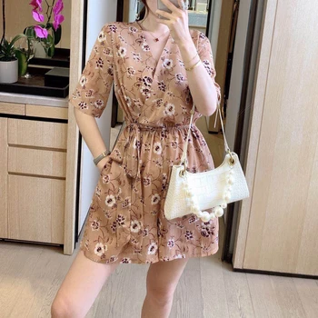 Spring And Summer New Sexy V-Neck Holiday Style Retro Print Daisy Belt Elastic Temperament Elegant Jumpsuit Women'S Clothing
Spring And Summer New Sexy V-Neck Holiday Style Retro Print Daisy Belt Elastic Temperament Elegant Jumpsuit Women'S Clothing