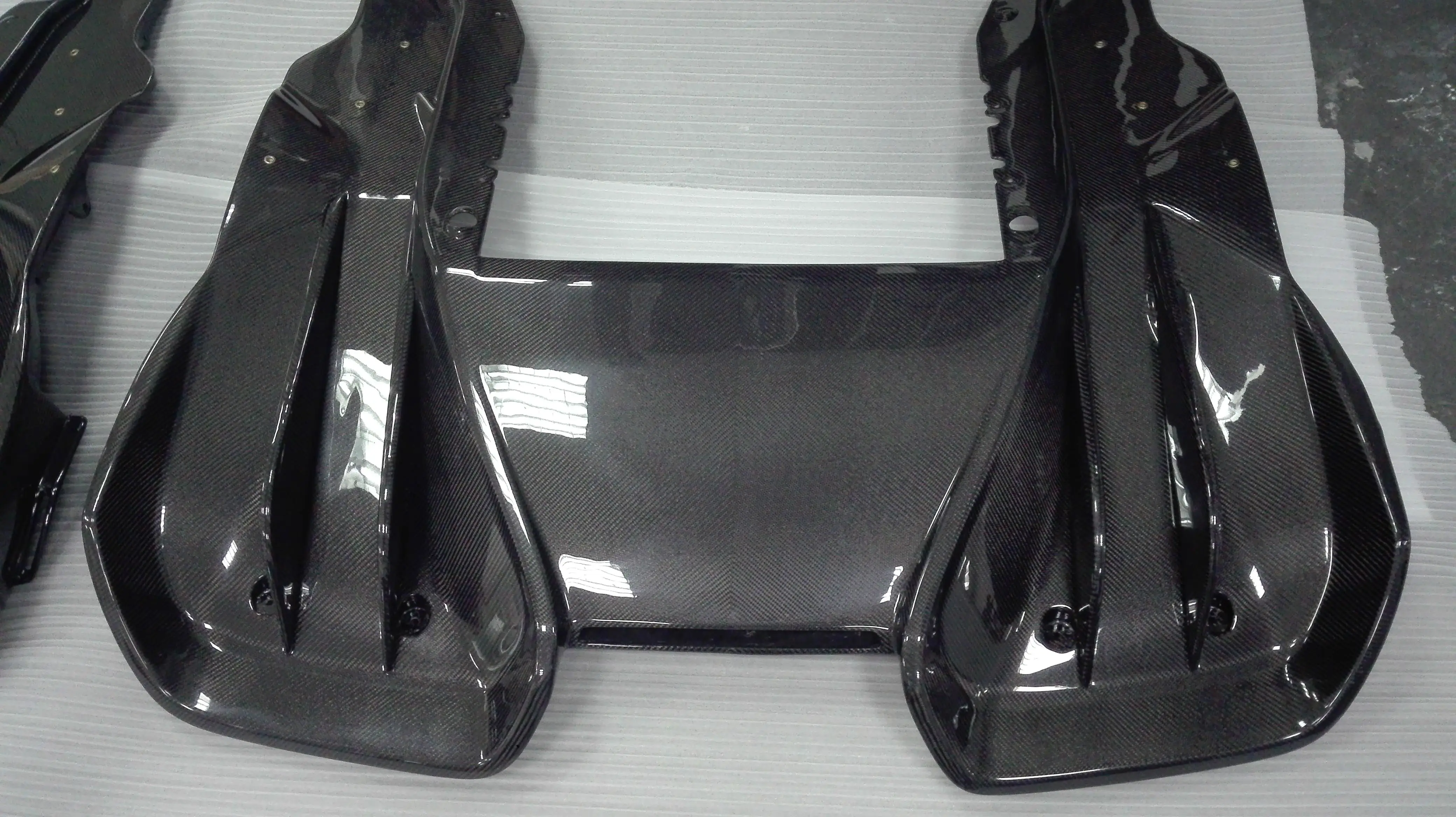 13-14 MP4 12C 650S Rear Bumper Diffuser RZA STYLE Carbon Fiber Rear Lip Diffuser For McLaren MP4 12C 650S
13-14 MP4 12C 650S Rear Bumper Diffuser RZA STYLE Carbon Fiber Rear Lip Diffuser For McLaren MP4 12C 650S