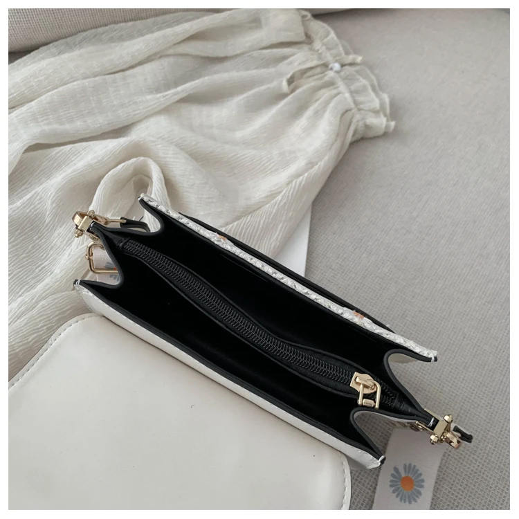 Women's clamshell leisure bag new fashion shoulder messenger female bag wild 2020 small square bags Women's clamshell leisure bag new fashion shoulder messenger female bag wild 2020 small square bags