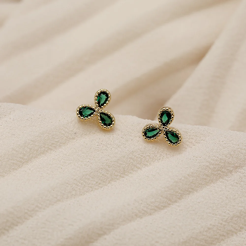 925 Silver Needle Fashion Light Luxury Super Flash Zircon Stud Earring for Women Simple Retro Emerald Fine Jewelry 2020 Hot Sale
925 Silver Needle Fashion Light Luxury Super Flash Zircon Stud Earring for Women Simple Retro Emerald Fine Jewelry 2020 Hot Sale