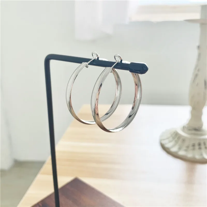 S925 Large Circle Punk Hip Hop Style Earrings Retro Temperament C-shaped Simple Earrings Women Gift Fashion Metal Earrings
S925 Large Circle Punk Hip Hop Style Earrings Retro Temperament C-shaped Simple Earrings Women Gift Fashion Metal Earrings