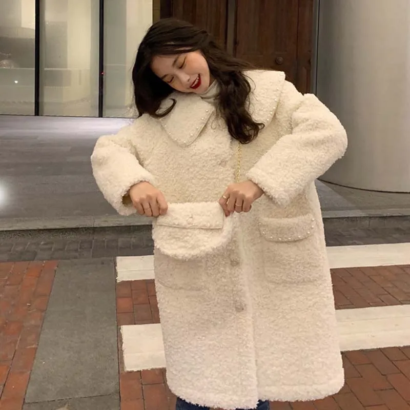 Kawaii Sweet Doll Collar Beaded Lamb Wool Sweater Padded Jacket Women Korean Loose Autumn Winter Single-Breasted Plush Mid Coat
Kawaii Sweet Doll Collar Beaded Lamb Wool Sweater Padded Jacket Women Korean Loose Autumn Winter Single-Breasted Plush Mid Coat