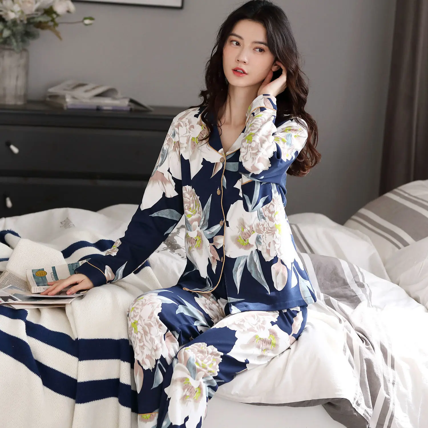 Cotton Long-sleeved Long Trousers Women Pajamas Set for Spring and Summer Autumn Comfortable Cardigan Tops Ladies Cotton Pajamas
Cotton Long-sleeved Long Trousers Women Pajamas Set for Spring and Summer Autumn Comfortable Cardigan Tops Ladies Cotton Pajamas