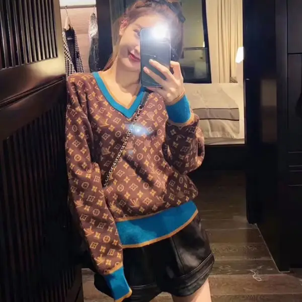 2020 Autumn and Winter New Printed Logo Retro V-neck Sweater L Letter Color Matching Sweater
2020 Autumn and Winter New Printed Logo Retro V-neck Sweater L Letter Color Matching Sweater
