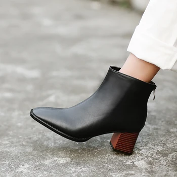 Women Boots hot Woman Genuine Leather cow leather Europe and the United States short boots fashion Handmade Classic ashion shoes 
Women Boots hot Woman Genuine Leather cow leather Europe and the United States short boots fashion Handmade Classic ashion shoes