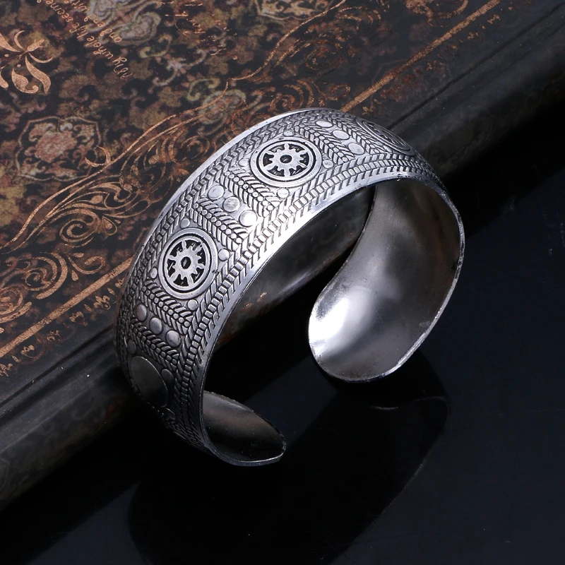 Vintage Gypsy Ethnic Carved Wide Cuff Bangles Bracelets Tibetan Slivery Jewelry U50C 
Vintage Gypsy Ethnic Carved Wide Cuff Bangles Bracelets Tibetan Slivery Jewelry U50C