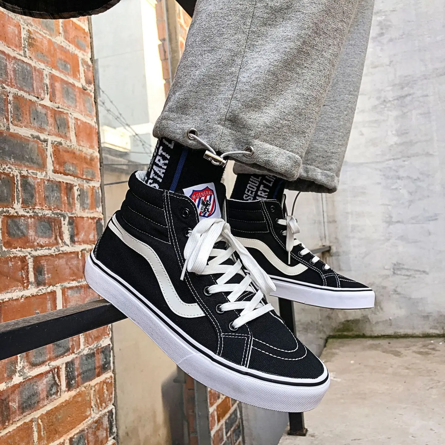 Black and white classic Canvas Shoe Tide Male Shoe Student Ulzzang 2020 Ins Skate leisure Shoes woman high top sneakers men s
Black and white classic Canvas Shoe Tide Male Shoe Student Ulzzang 2020 Ins Skate leisure Shoes woman high top sneakers men s