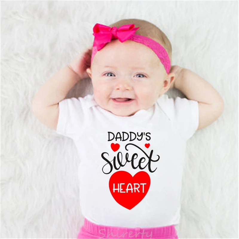 И надписью «Daddy's с милыми сердечками для новорожденных, боди с короткими рукавами летнее платье для девочек детский спортивный костюм, хлопковая одежда для малышей с красными сердечками одежда для маленьких детей
И надписью «Daddy's с милыми сердечками для новорожденных, боди с короткими рукавами летнее платье для девочек детский спортивный костюм, хлопковая одежда для малышей с красными сердечками одежда для маленьких детей