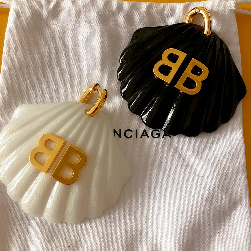 HANGZHI 2020 New Texture Retro Design Double B Letter Fan-shaped Shell Exaggerated Drop Earring for Women Girls Jewelry Gift
HANGZHI 2020 New Texture Retro Design Double B Letter Fan-shaped Shell Exaggerated Drop Earring for Women Girls Jewelry Gift
