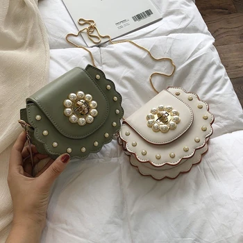 2020 Summer New Saddle bag High Quality PU Leather Flip bag Women's Designer Handbag Pearl Lock Chain Shoulder Messenger Bags 
2020 Summer New Saddle bag High Quality PU Leather Flip bag Women's Designer Handbag Pearl Lock Chain Shoulder Messenger Bags