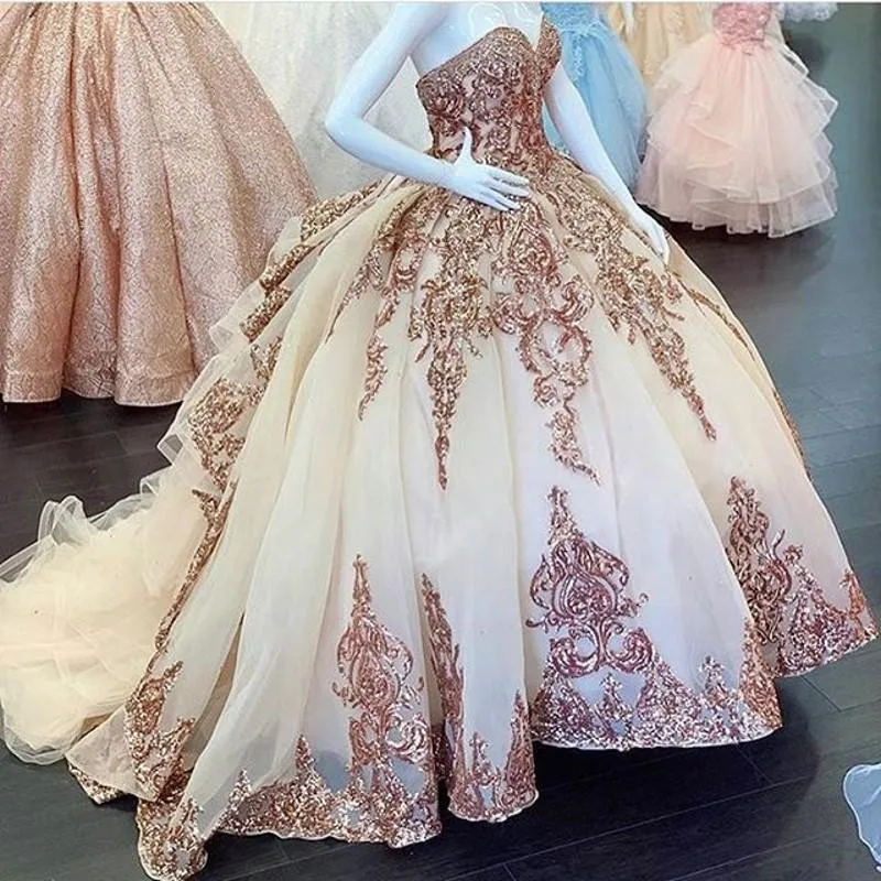 Розовое золото блестки аппликация платье Quinceanera 2020 блестящие кристалл румяна vestidos de 15 лет с открытыми плечами милое 16 платье
Розовое золото блестки аппликация платье Quinceanera 2020 блестящие кристалл румяна vestidos de 15 лет с открытыми плечами милое 16 платье