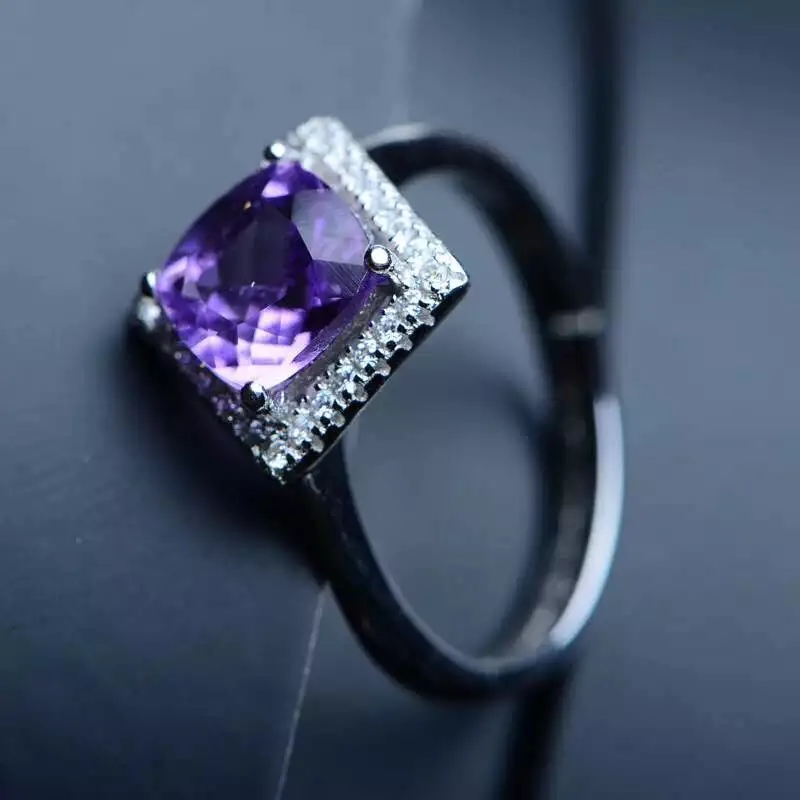 Женское кольцо с фиолетовым аметистом из серебра 925 пробы камнем на день рождения