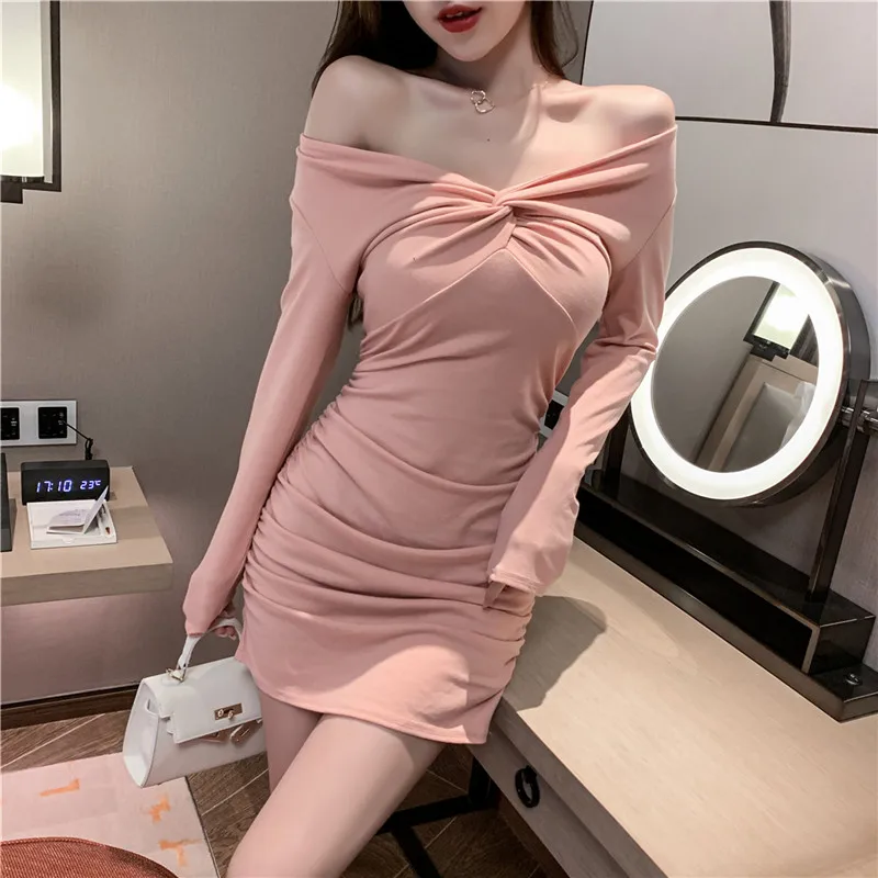 French light luxury bag hip tight skirt 2020 autumn and winter style fashion sexy V-neck pleated slim dress
French light luxury bag hip tight skirt 2020 autumn and winter style fashion sexy V-neck pleated slim dress