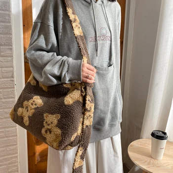 2020 New Winter Lamb Fleece Shoulder Bags For Women Cute Cartoon Bear Printed Handbag Female Large Capacity Tote Bags bolsos
2020 New Winter Lamb Fleece Shoulder Bags For Women Cute Cartoon Bear Printed Handbag Female Large Capacity Tote Bags bolsos
