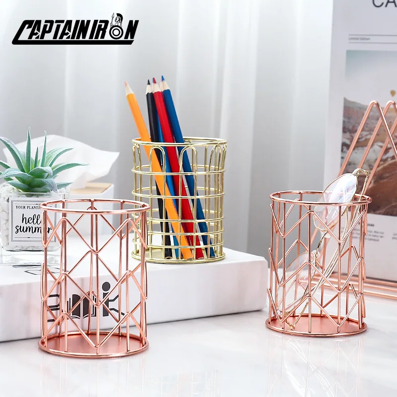 CAPTAINIRON Metal Hollow Out Pen Holder Gold Iron Pen Storage Box Retro Crafts Ornament Vintage Home Decor Offce Decoration
CAPTAINIRON Metal Hollow Out Pen Holder Gold Iron Pen Storage Box Retro Crafts Ornament Vintage Home Decor Offce Decoration