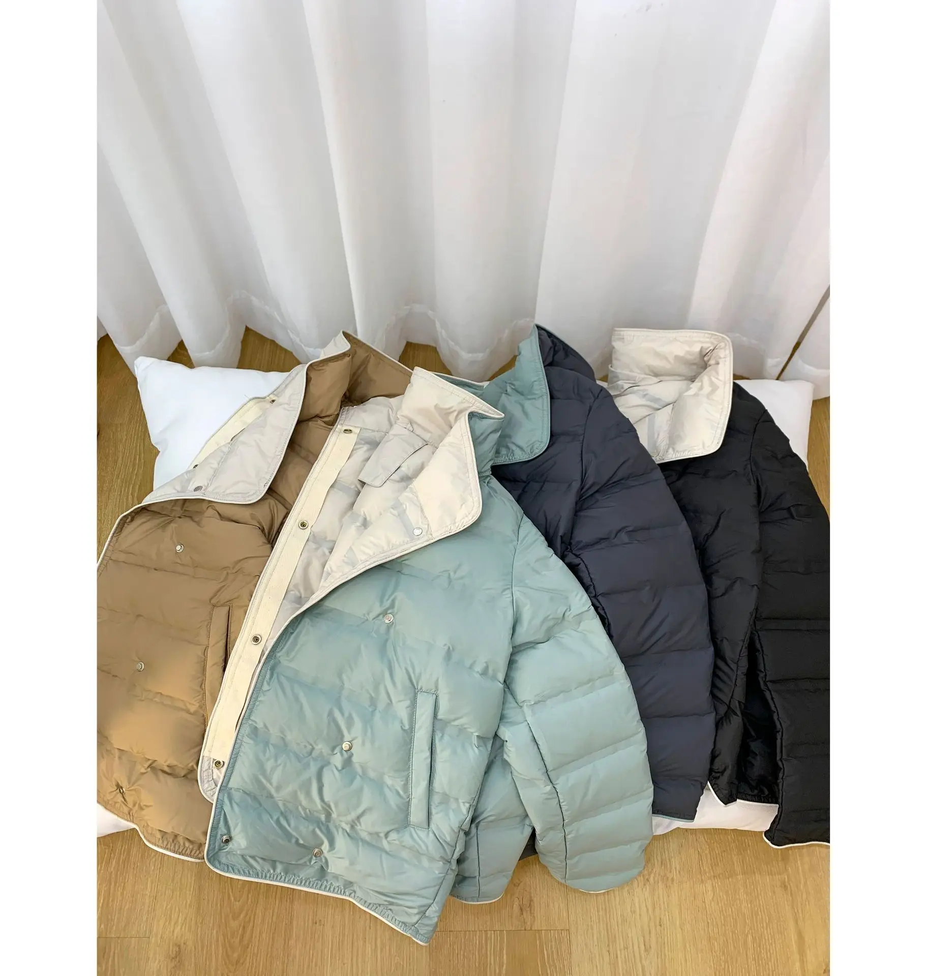 It's so hot! Japanese style fresh color matching seamless glue stand collar lightweight 90 white duck down short down jacket for
It's so hot! Japanese style fresh color matching seamless glue stand collar lightweight 90 white duck down short down jacket for