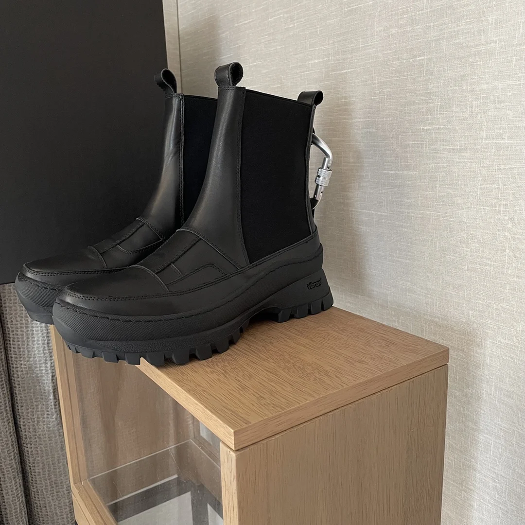 Vibsterimma FW 2021 черные вешалки для лодыжки, женские ботинки из натуральной кожи, ботинки с металлическим украшением
Vibsterimma FW 2021 черные вешалки для лодыжки, женские ботинки из натуральной кожи, ботинки с металлическим украшением