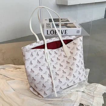 Women Messenger Bags Fashion Cartoon Printing Handbags Shoulder Portable Large Capacity Bags Simple Designer Bags Louis Brand
Women Messenger Bags Fashion Cartoon Printing Handbags Shoulder Portable Large Capacity Bags Simple Designer Bags Louis Brand