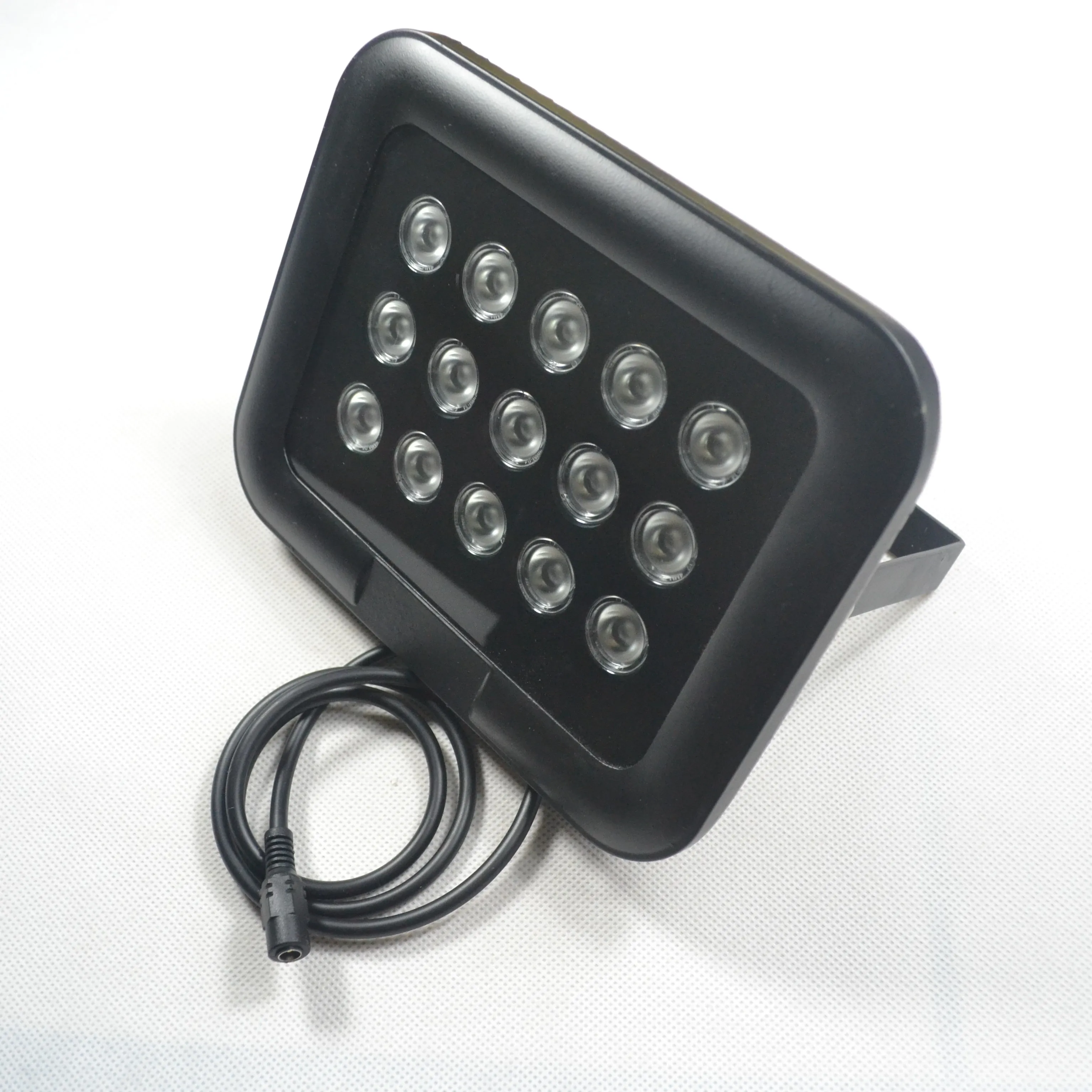 Фото Светодиоды для систем видеонаблюдения 15 ИК инфракрасный осветитель IP65 850 нм